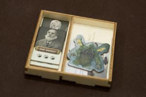 Insert do gry Cthulhu: Dark Providence - 1 pojemnik na żetony rodu Whateleyów, Stanu Wojennego i figurki Cthulhu - wesja ze sklejki