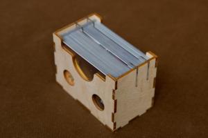 Insert pasujący do gry Wojna w Krainie Czarów - 1 pojemnik segregujący karty zadań, zakładów oraz kart z dodatku Shard of Madness (tea and crumpets) - wersja ze sklejki
