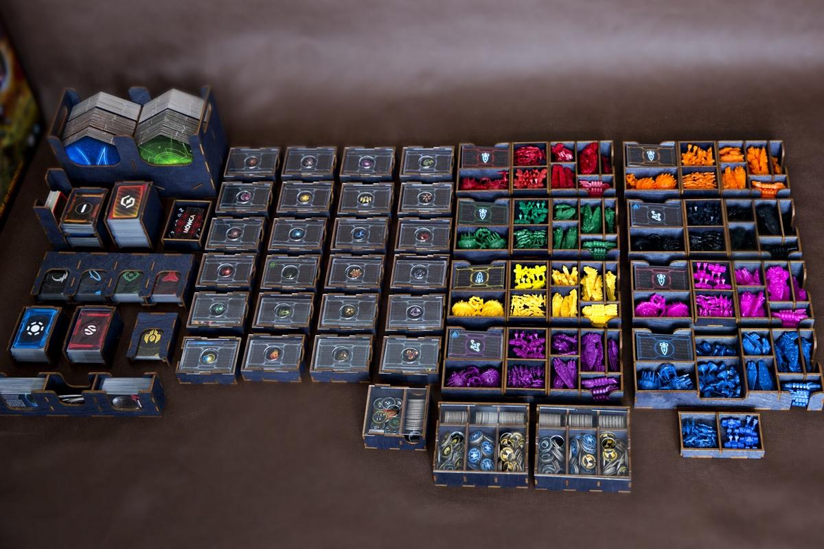 Insert pasujący do gry Twilight Imperium z dodatkiem Proroctwo Królów